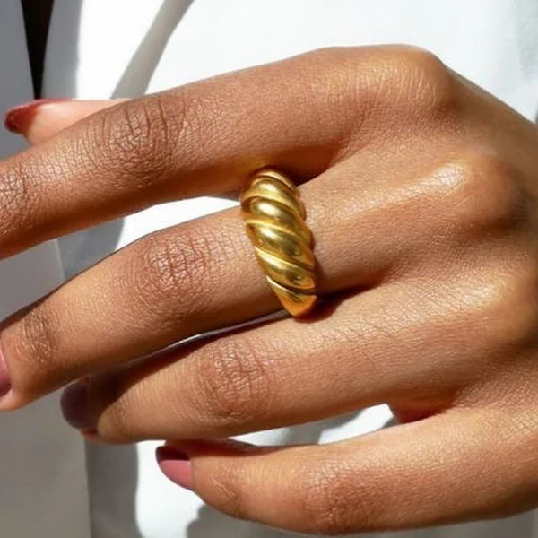 Croissant Rope Chunky Ring in Gold