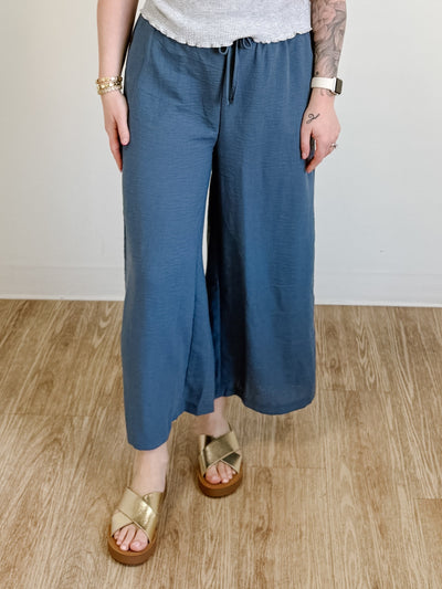 Woven Crepe Elastic Band Waist Cropped Pants in Dusty Blue